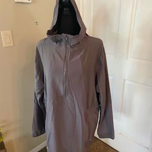 Sporty grey windbreaker with hood and sports pockets